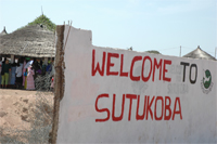 Velkommen til Sutukoba står det i compounden som vi ska bo i